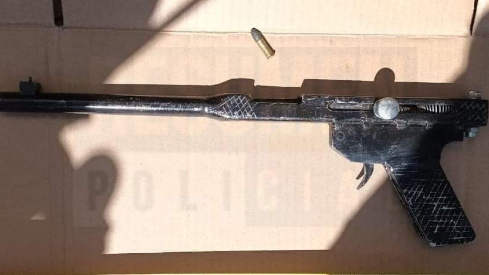 Dos sujetos detenidos por manipular un arma de fuego en la costa del río Grande a metros de varias familias que disfrutan de la tarde